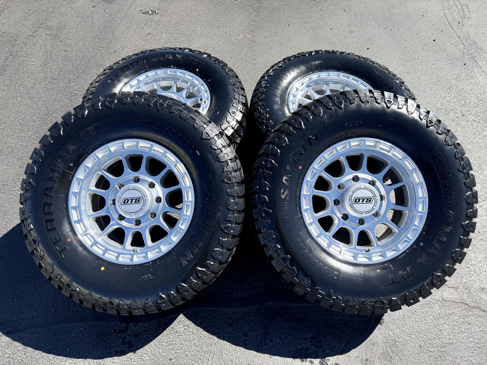 New Silver DTS 35x12.50r17 RT 8x170 Ford F350 F250