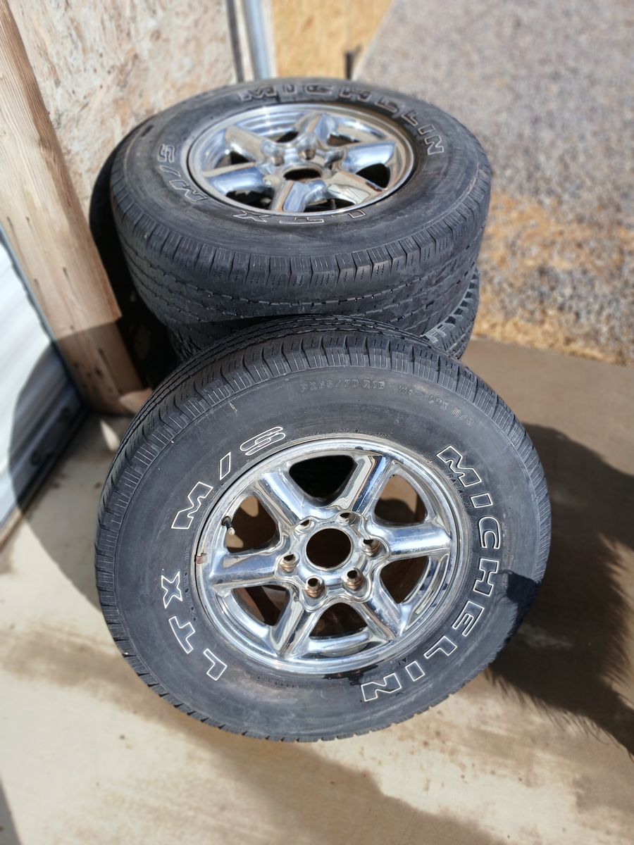 1999-2000 Cadillac Escalade Rims and Tires