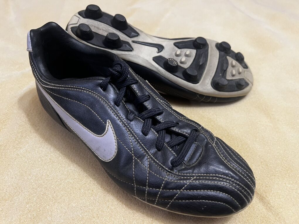 NIKE soccer cleats - Wm sz9