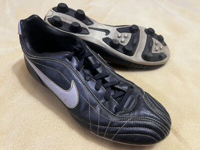 NIKE soccer cleats - Wm sz9