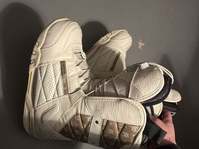 Snowboarding boots