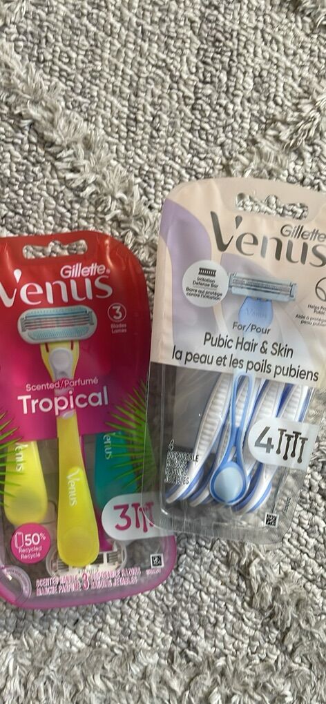 Gillette Venus Razors (7 Razors Total) New In Pack