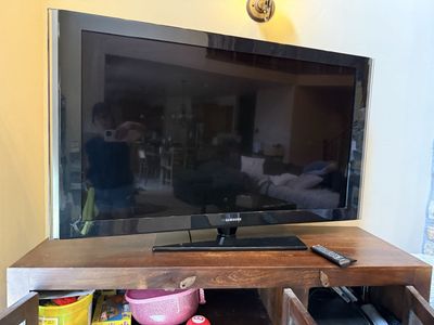 Samsung Flat Screen TV (Model UN40C5000), 40-inch with Remote,