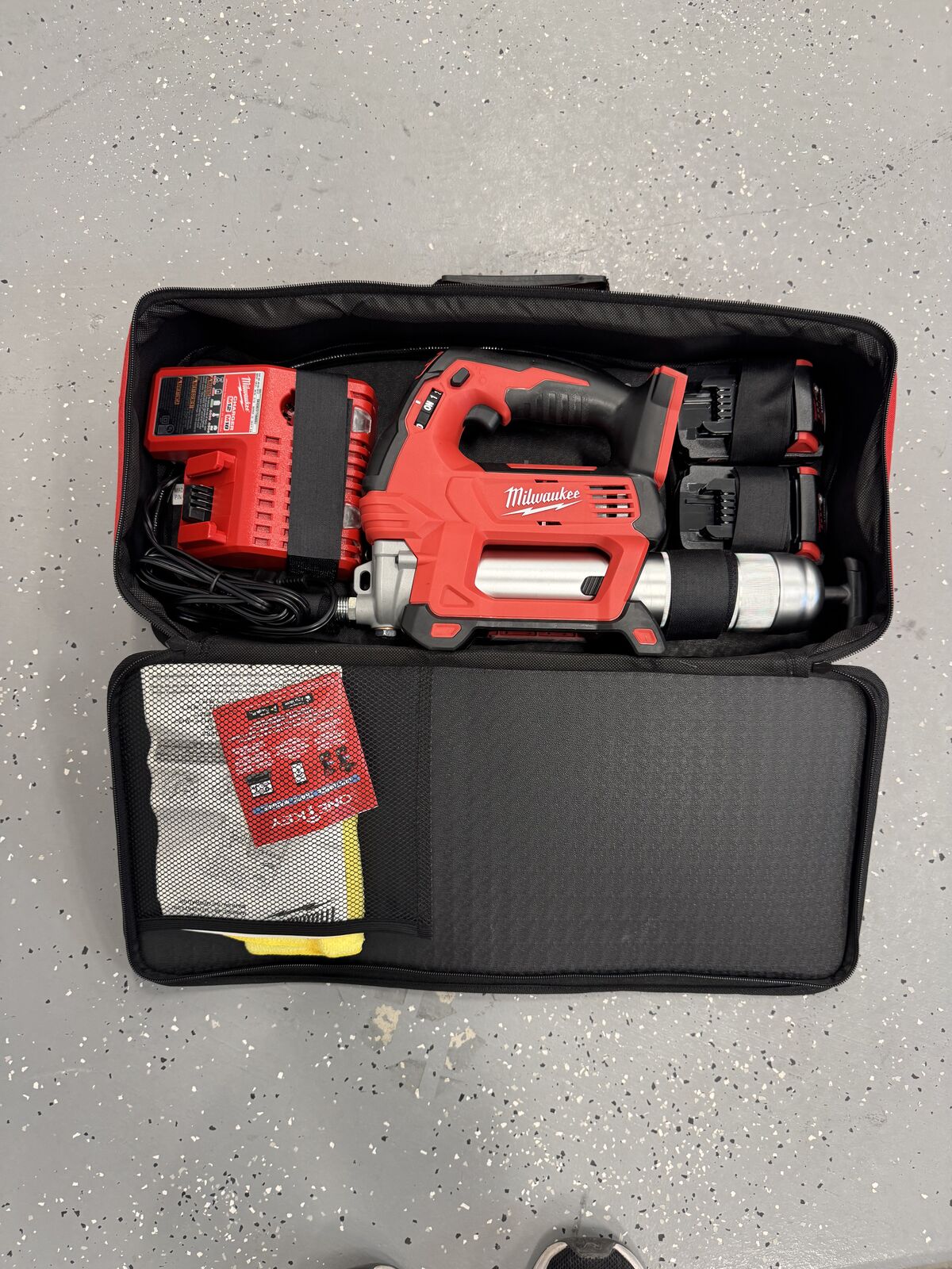 NEW Milwaukee M18 18V Lithium-Ion Cordless 2-Speed Grease Gun kit