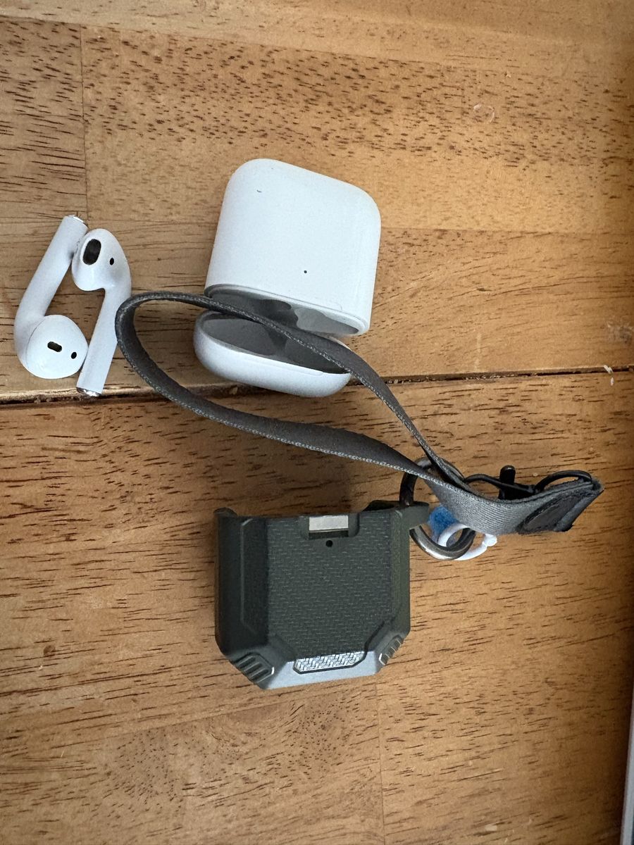AirPods gen 2 +case & lanyard