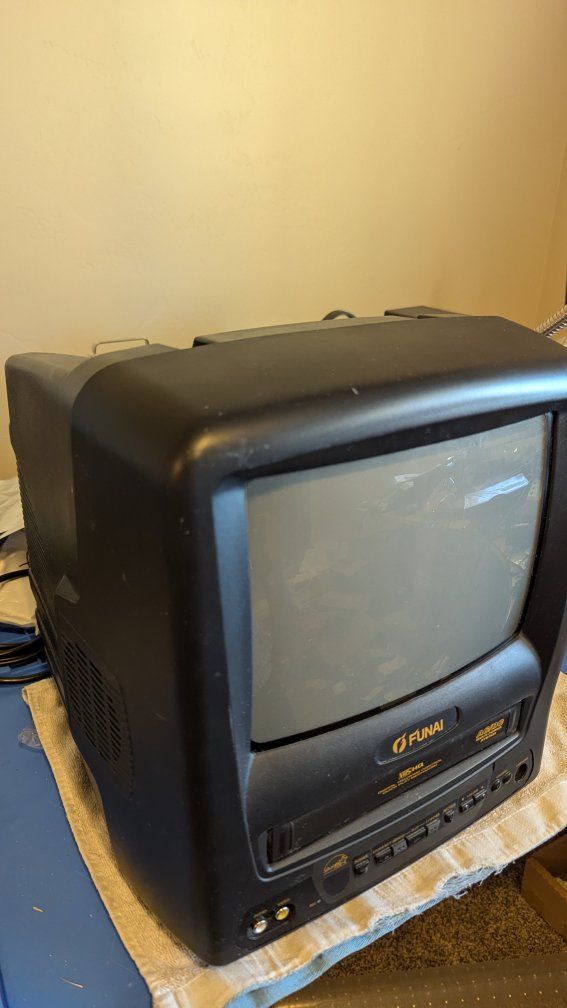 9" CRT TV/VCR Combo Funai F3809U from 2002