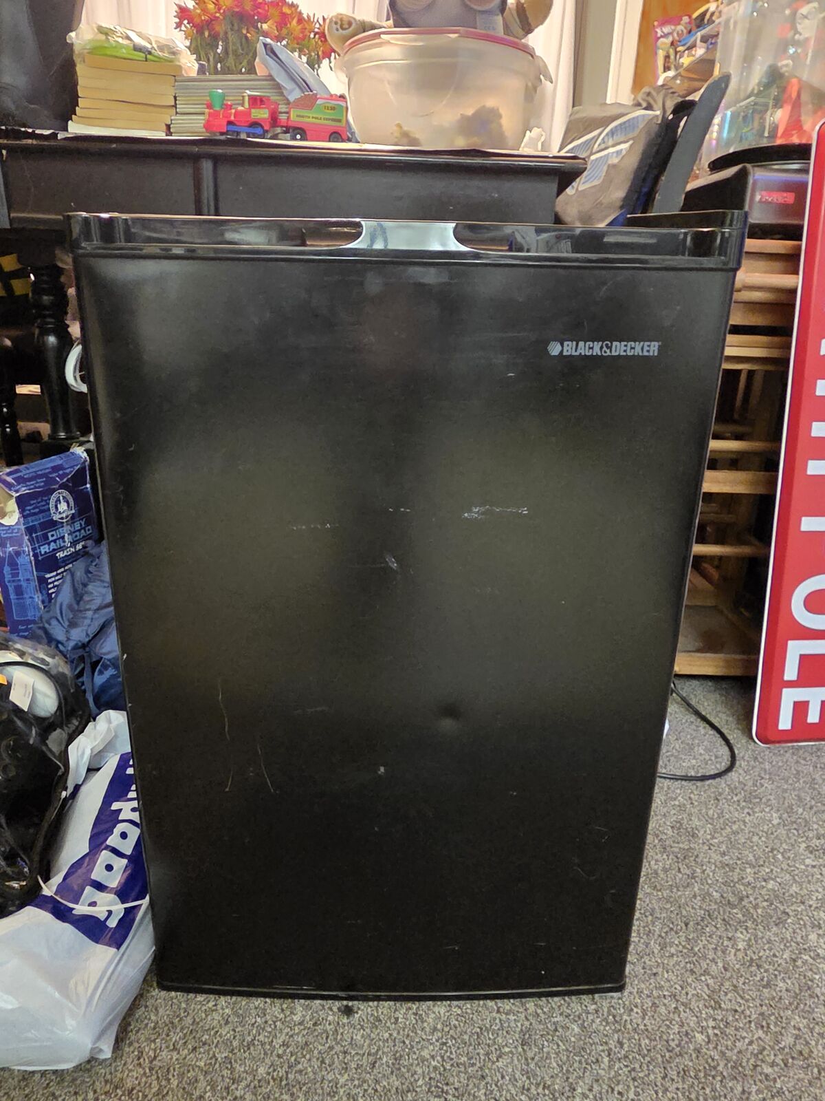 Black and decker mini fridge with small freezer