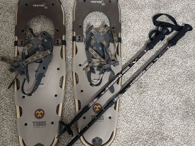 Tubbs Frontier 30 Snowshoes with Winter Mountain Poles - Excellent Condition, Ready for Trails