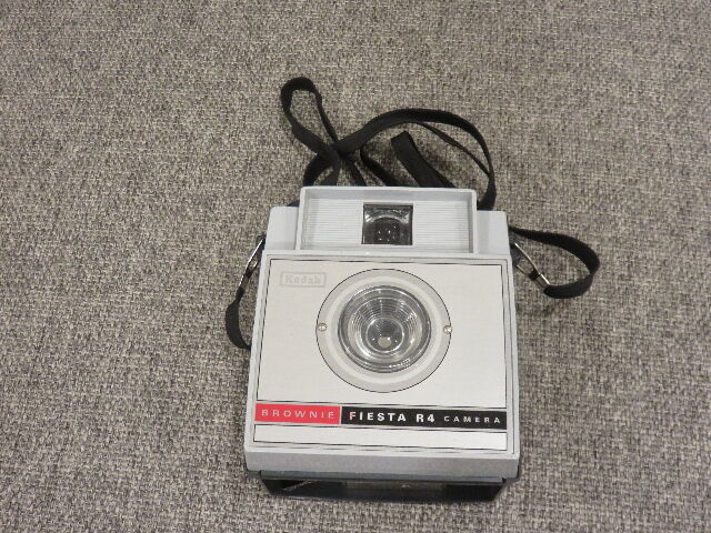 PERFECT FUNCTIONING BROWNIE FIESTA R4 CAMERA FROM THE 1960'S