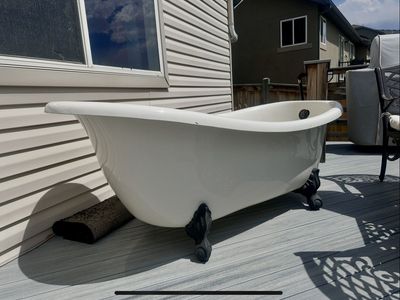 clawfoot tub