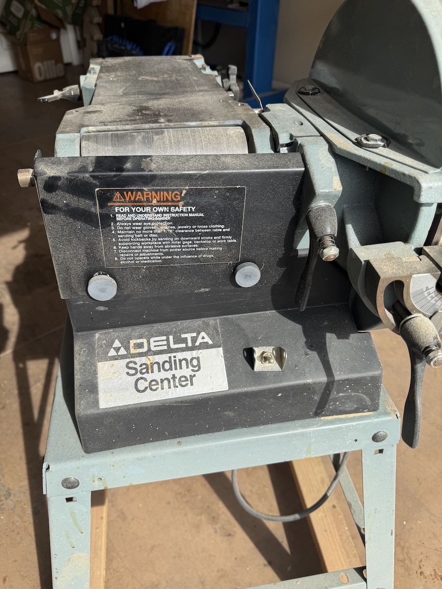 Delta Sanding Center with Belt and Disc Sanders