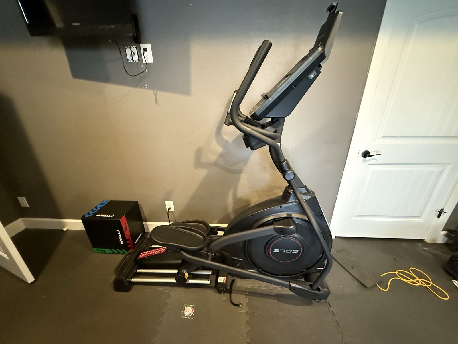 Sole Fitness E25 Elliptical Trainer - Excellent Condition, Smooth & Quiet Workout
