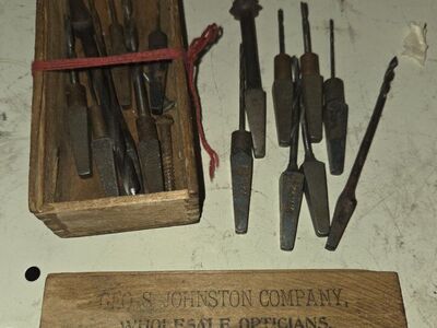 alot of oil stuff and other antiques