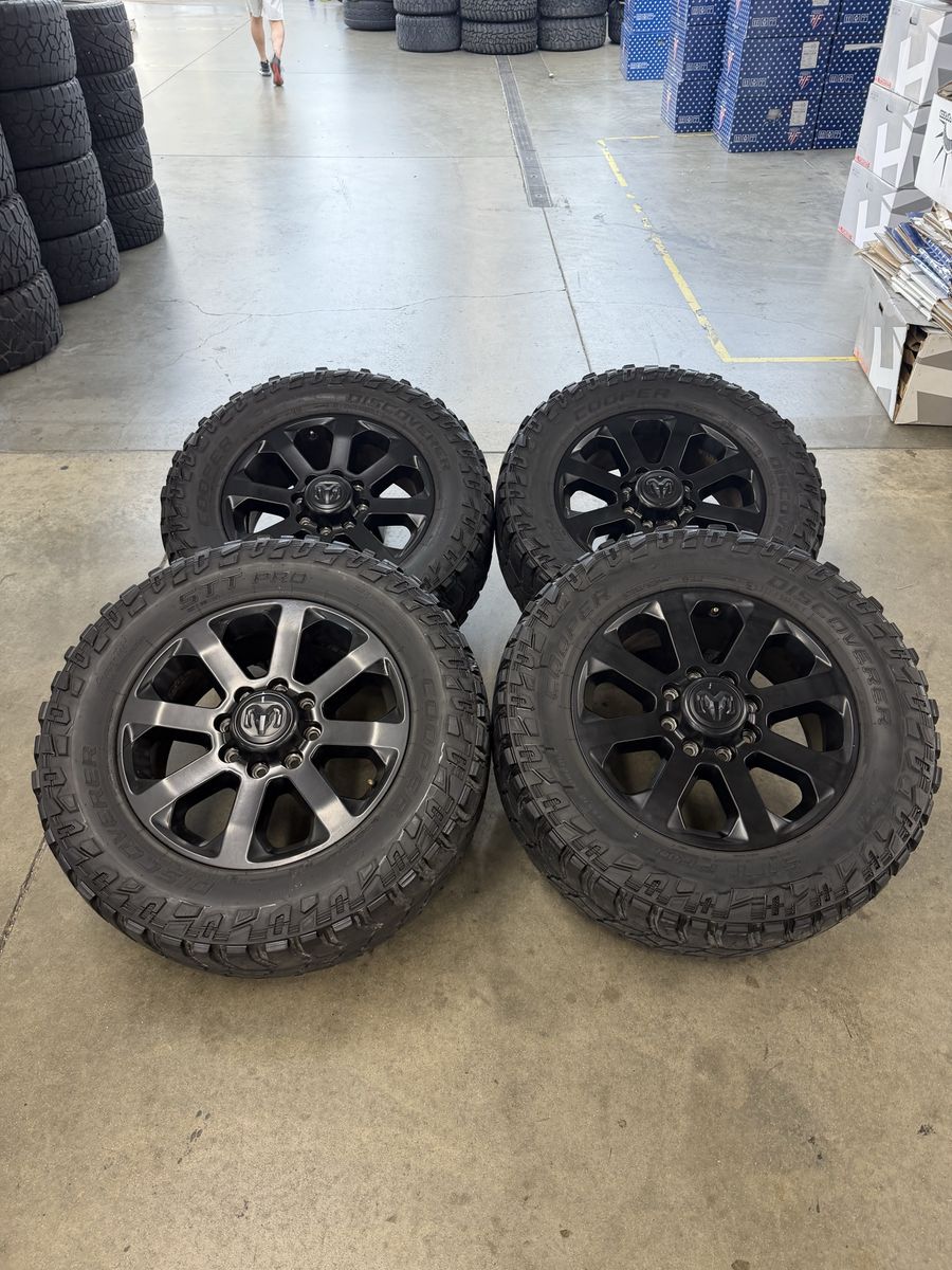 2024 ram 3500 OEM 20in wheels/ 35x12.50r20 tires