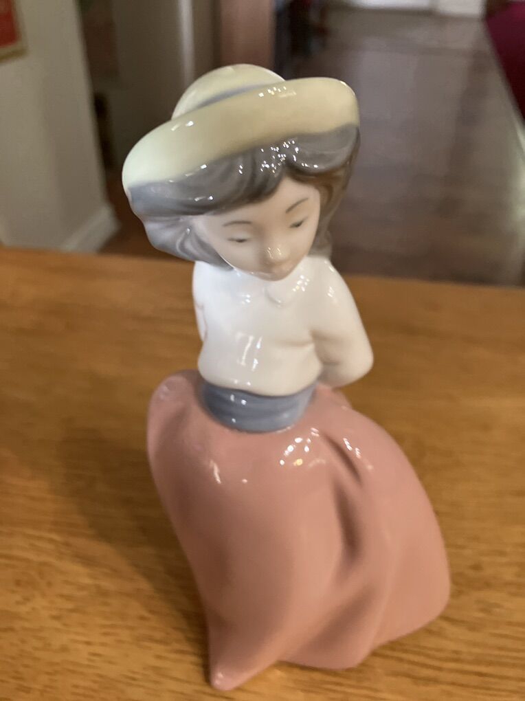 Girl On A Placid Walk Fiqurine By Lladro