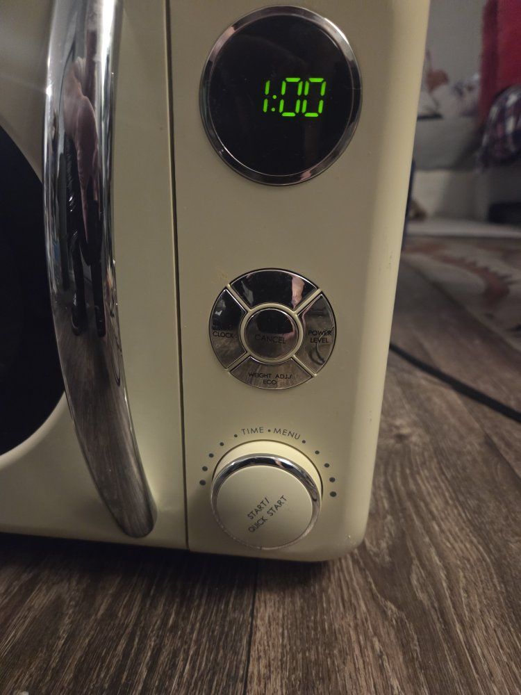 Stylish Galanz Retro Countertop Microwave (0.7 Cu. Ft.) – Excellent Condition selling my Galanz Retro !