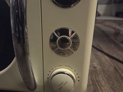 Stylish Galanz Retro Countertop Microwave (0.7 Cu. Ft.) – Excellent Condition selling my Galanz Retro !