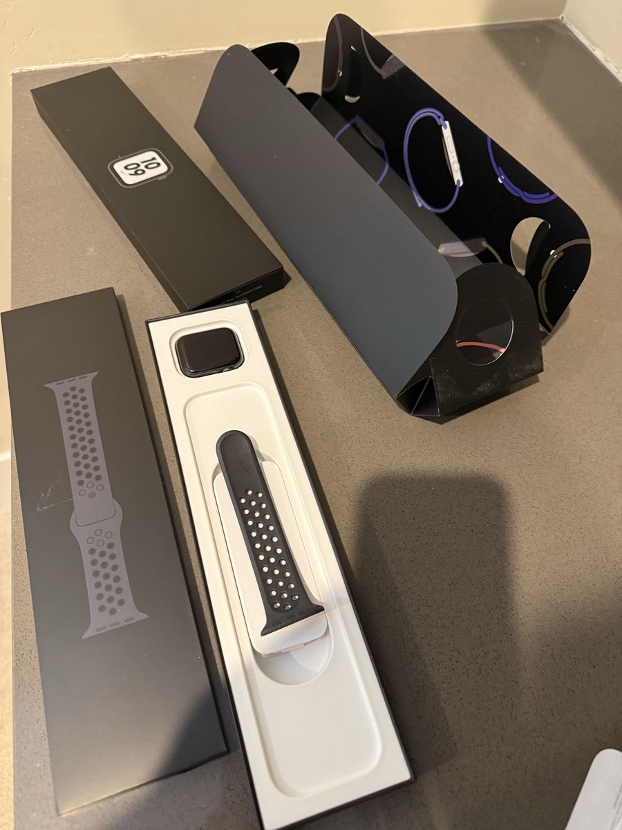 Apple Watch Nike SE GPS 40mm Space Gray Aluminum Cellular Black Sport Band A2353