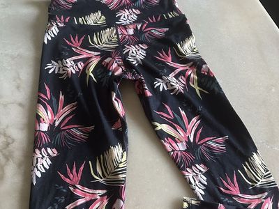JOYLAB Women's Black Tropical Leaf Print Bralette Crop Top & Leggings Set, Size Medium