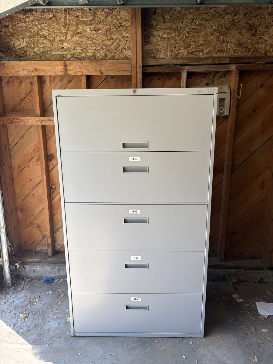 Locking file cabinet with key