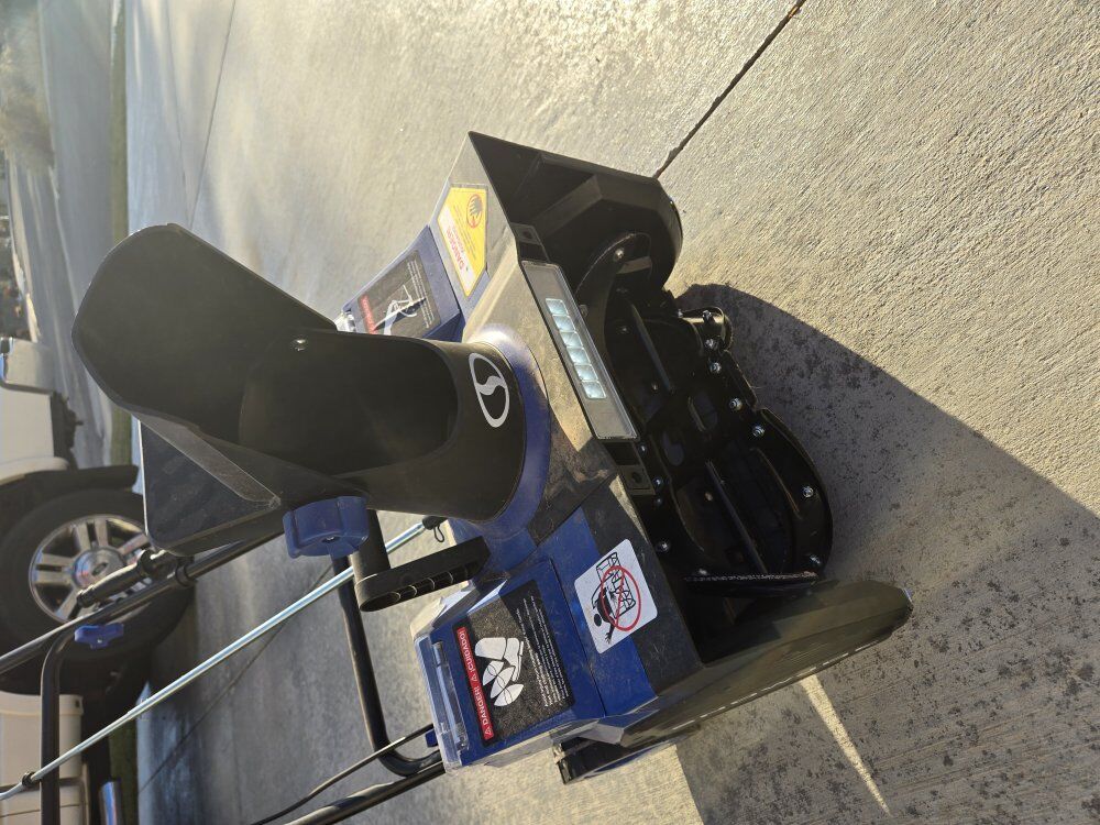 Snow Joe snow blower, 18"