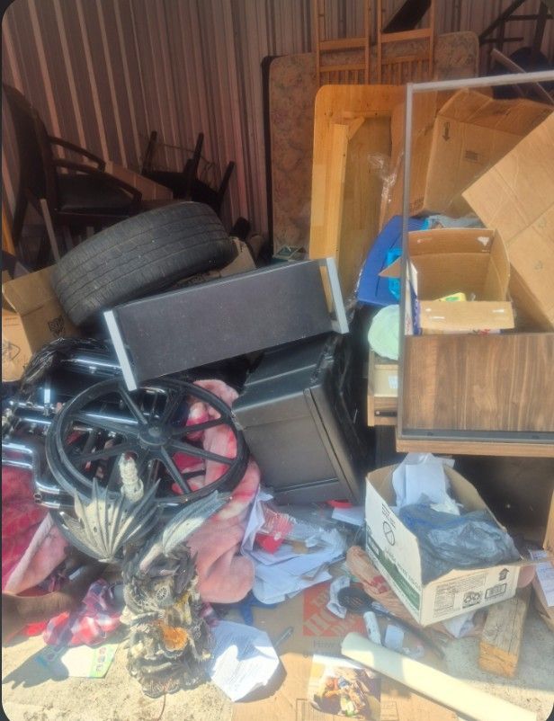 FREE STUFF IN SANDY STORAGE UNIT IT HAS ALL GOT TO BE CLEANED OUT TODAY  BY 9PM