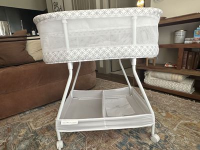 Baby bassinet/pillow bundle