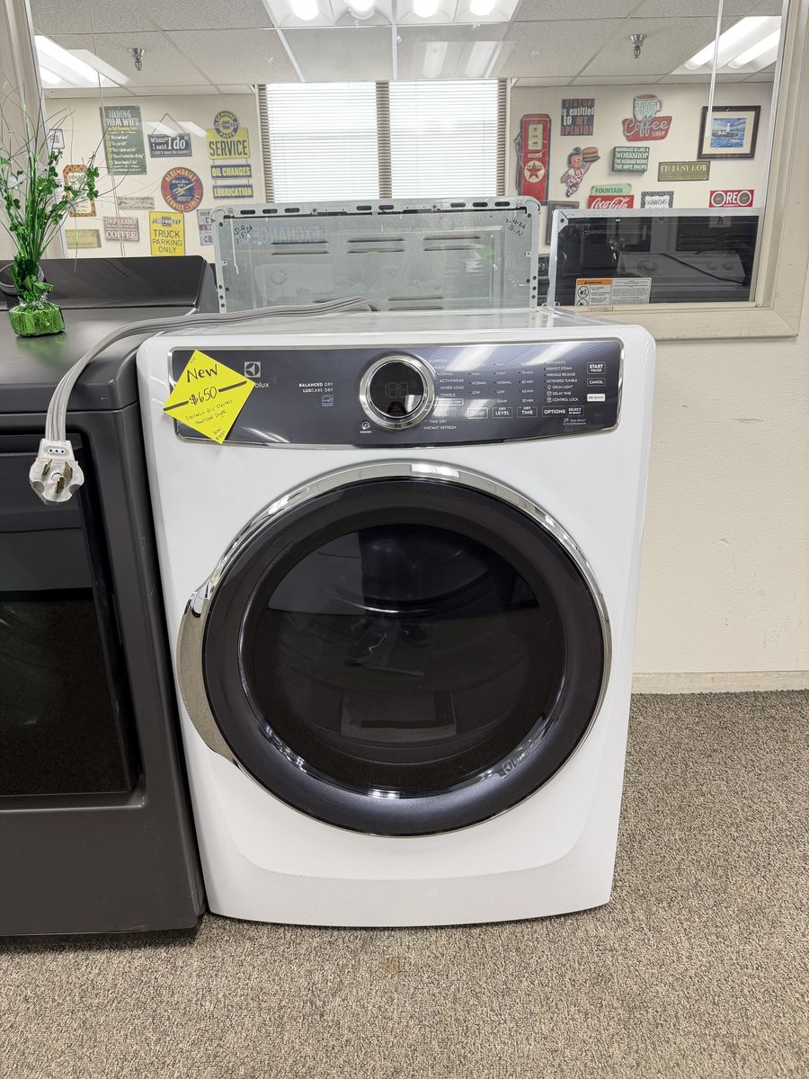 SPARKLING NEW ELECTROLUX FRONT LOAD ELECTRIC DRYER