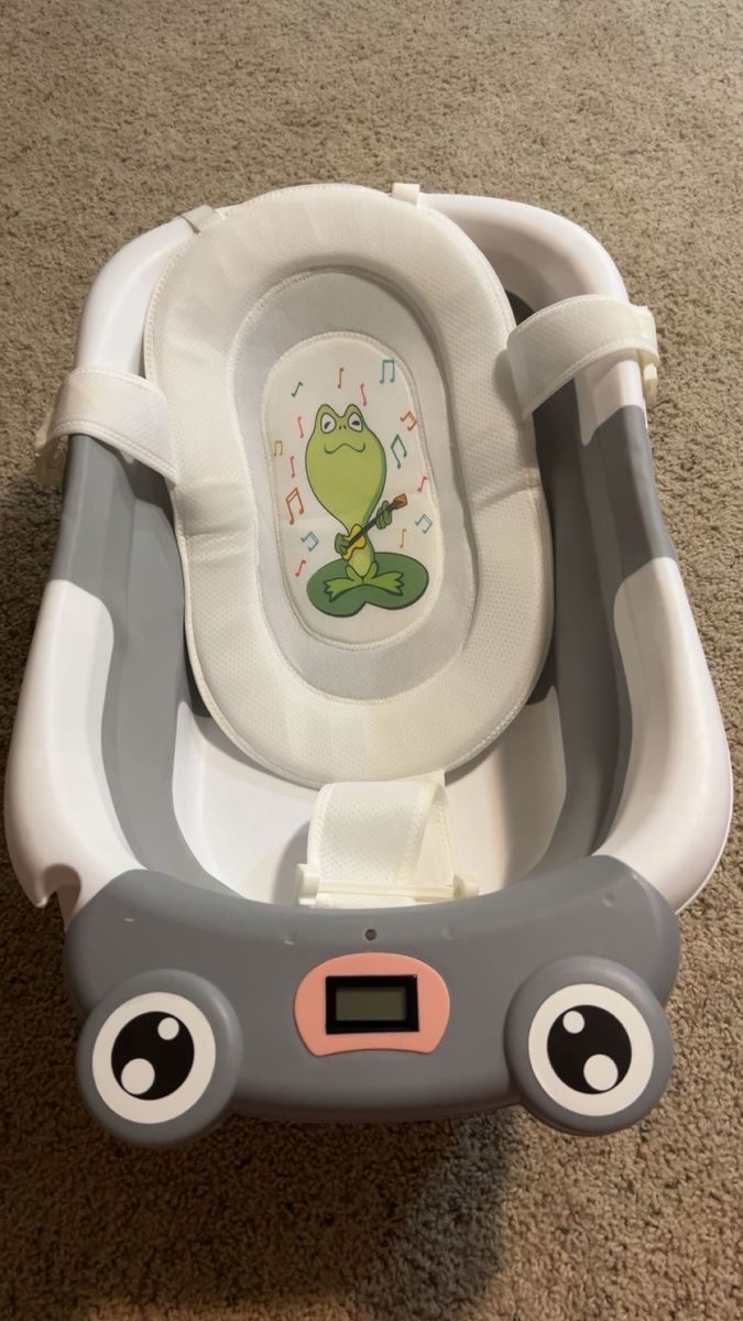 Collapsible baby bathtub