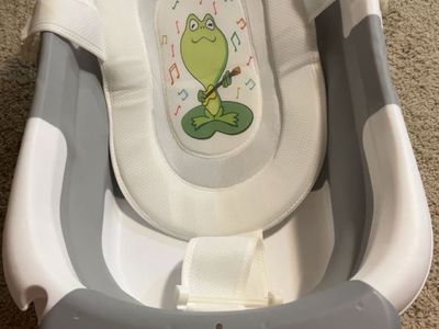 Collapsible baby bathtub