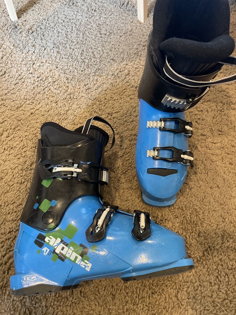 Kids Ski Boots - Size 7.5