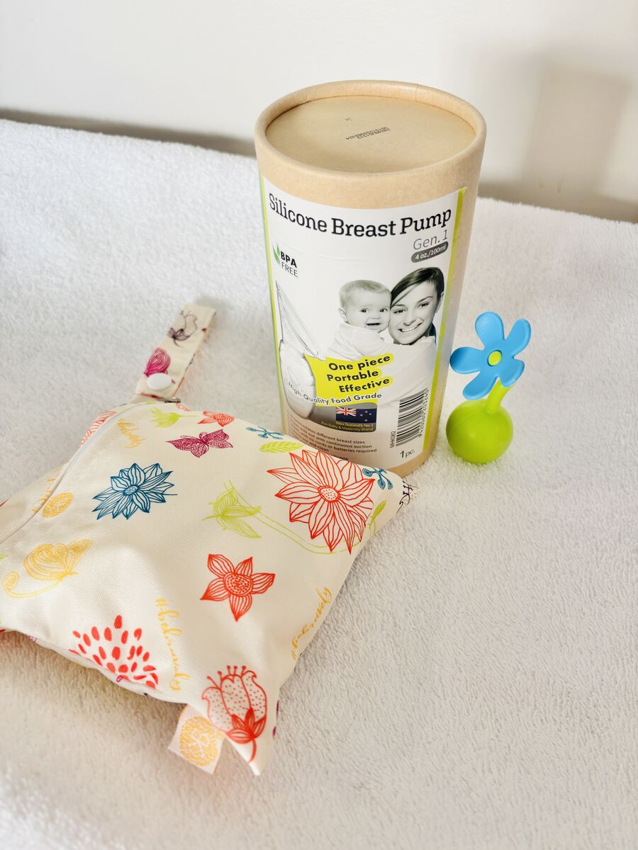 Haakaa breast pump and cotton/bamboo nipple pads