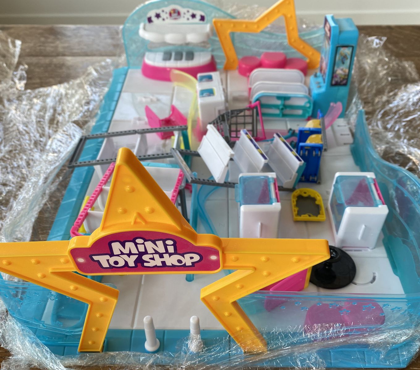 5 Surprise Mini Brands Mini Toy Shop Playset (by ZURU)