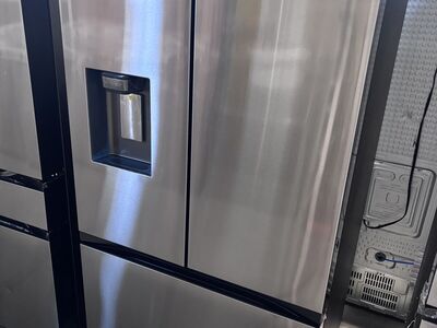New Samsung 31cu.ft Refrigerator W/Ice Water