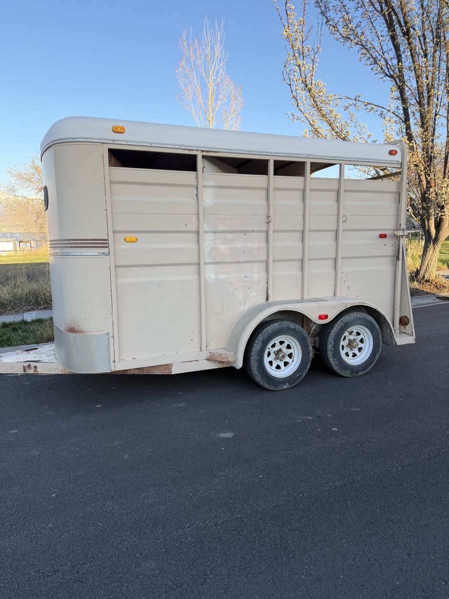 Circle j 2H Slant Horse Trailer