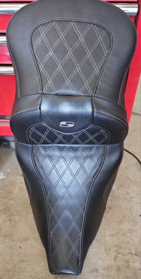 Saddlemen Extended Reach Roadsofa LS Black/White Stitch Motorcycle Seat for Harley-Davidson Touring