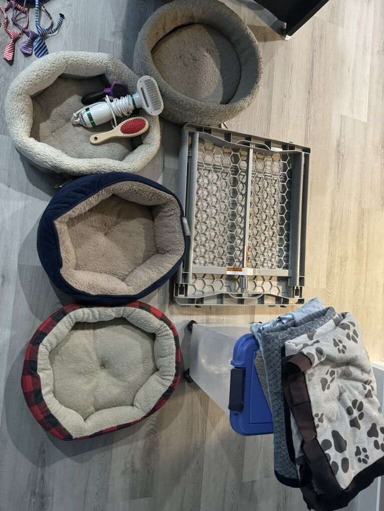 Small Dog Kennel And Accessories