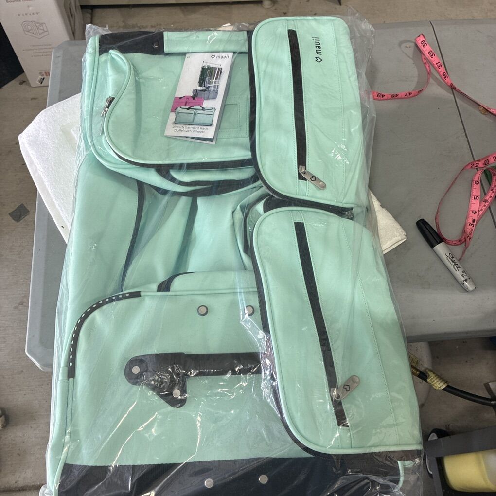 28 Rolling DuffLe Bag With Garmant Rack