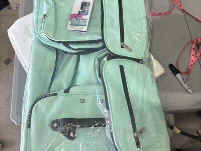 28 Rolling DuffLe Bag With Garmant Rack