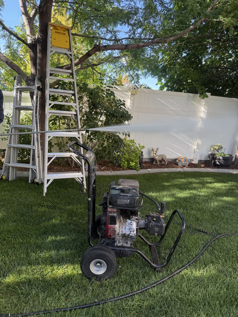 Gas Powered Pressure Washer Heavy Duty 9 hp Briggs & Stratton 50’ hose, 3 nozzle’s new carburetor & solid wheels