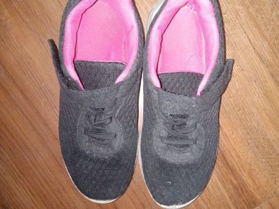 Girls Black & Pink Athletic Sneakers - Size 4 Big Kids