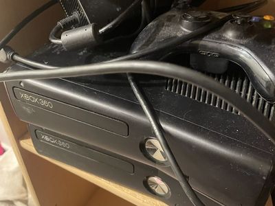 2 working Xbox 360 s
