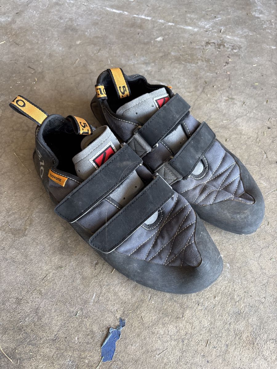 Five Ten Coyote VCS Climbing Shoes - Men's/Unisex Gray/Black Hook & Loop Closure, Great Condition