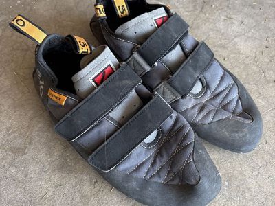 Five Ten Coyote VCS Climbing Shoes - Men's/Unisex Gray/Black Hook & Loop Closure, Great Condition