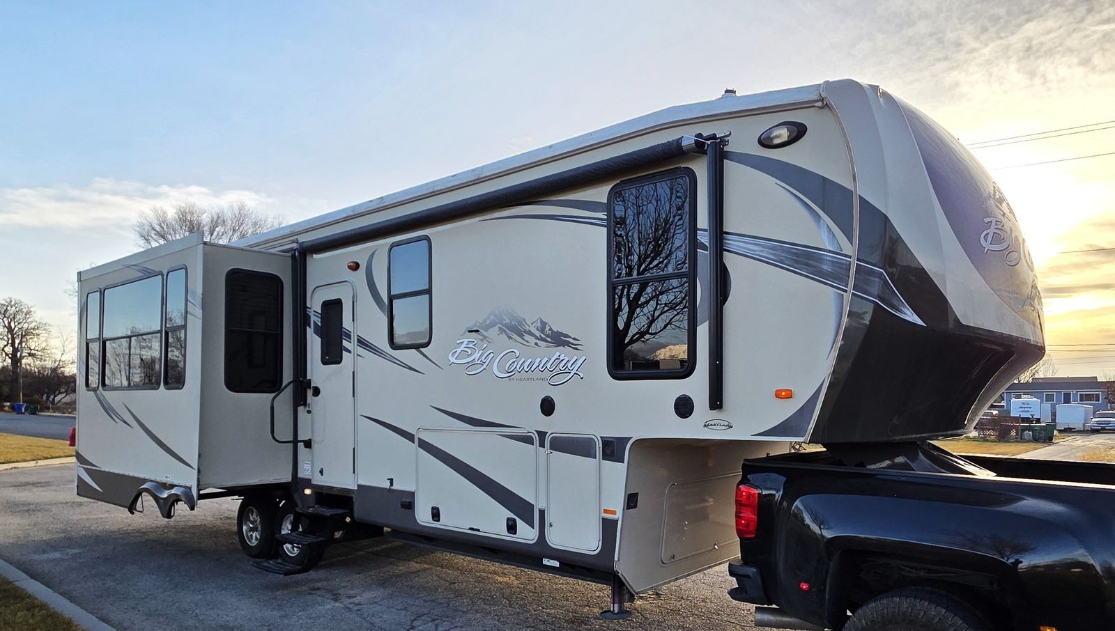 2014 Heartland Big Country 35FT 5th Wheel – 3 Slides, One Owner, 2 A/C, Cold Weather Package