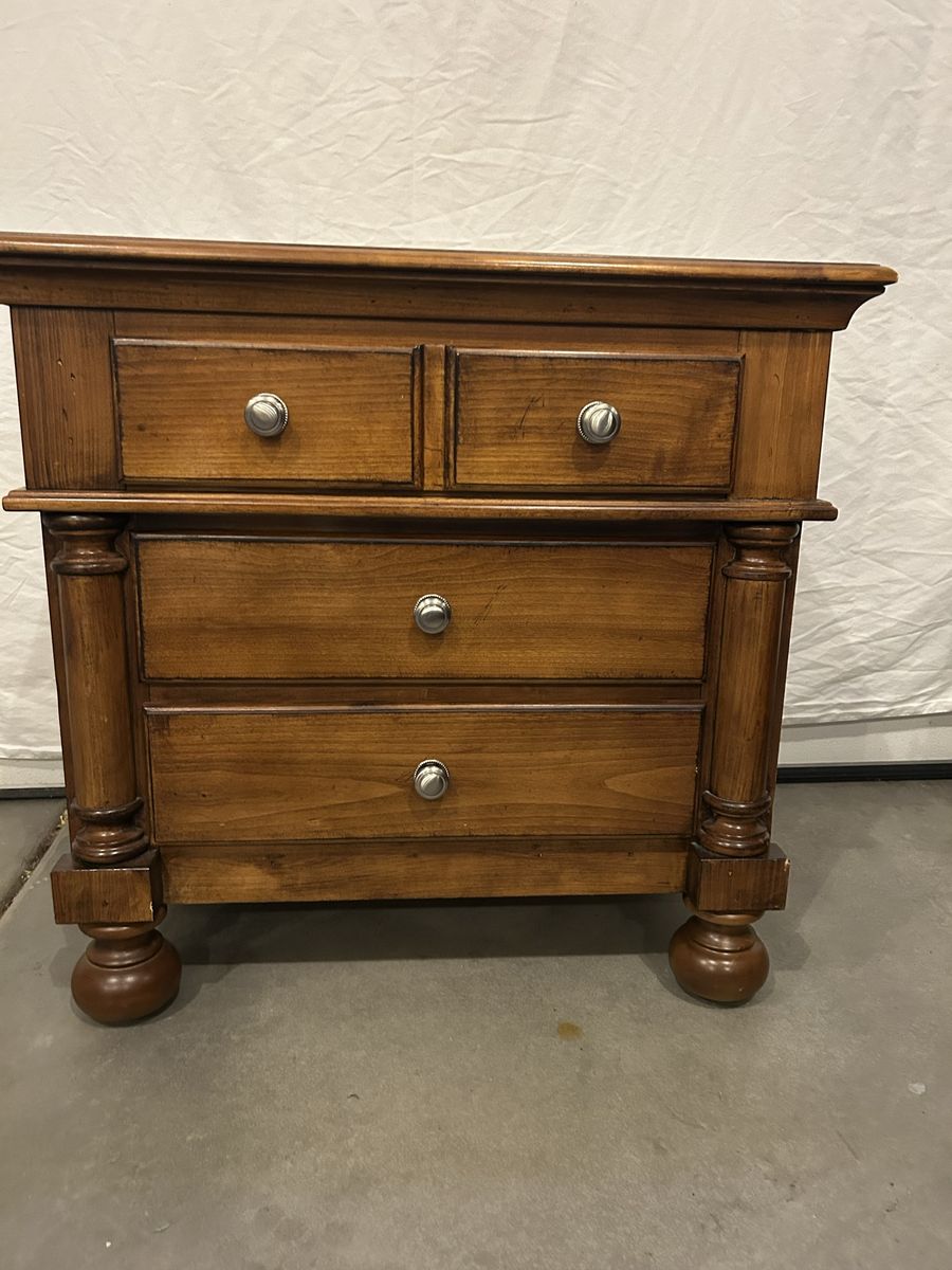 Traditional Solid Wood Nightstand Bedside Table with Drawers