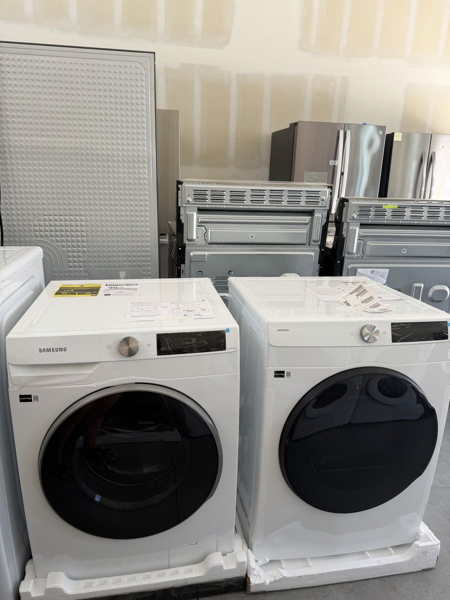 Samsung White SmartThings Front Load Washer & Electric Dryer Set