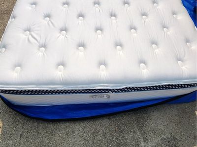 WinkBeds Luxury Firm Queen Mattress - Handcrafted in the USA - Excellent Condition