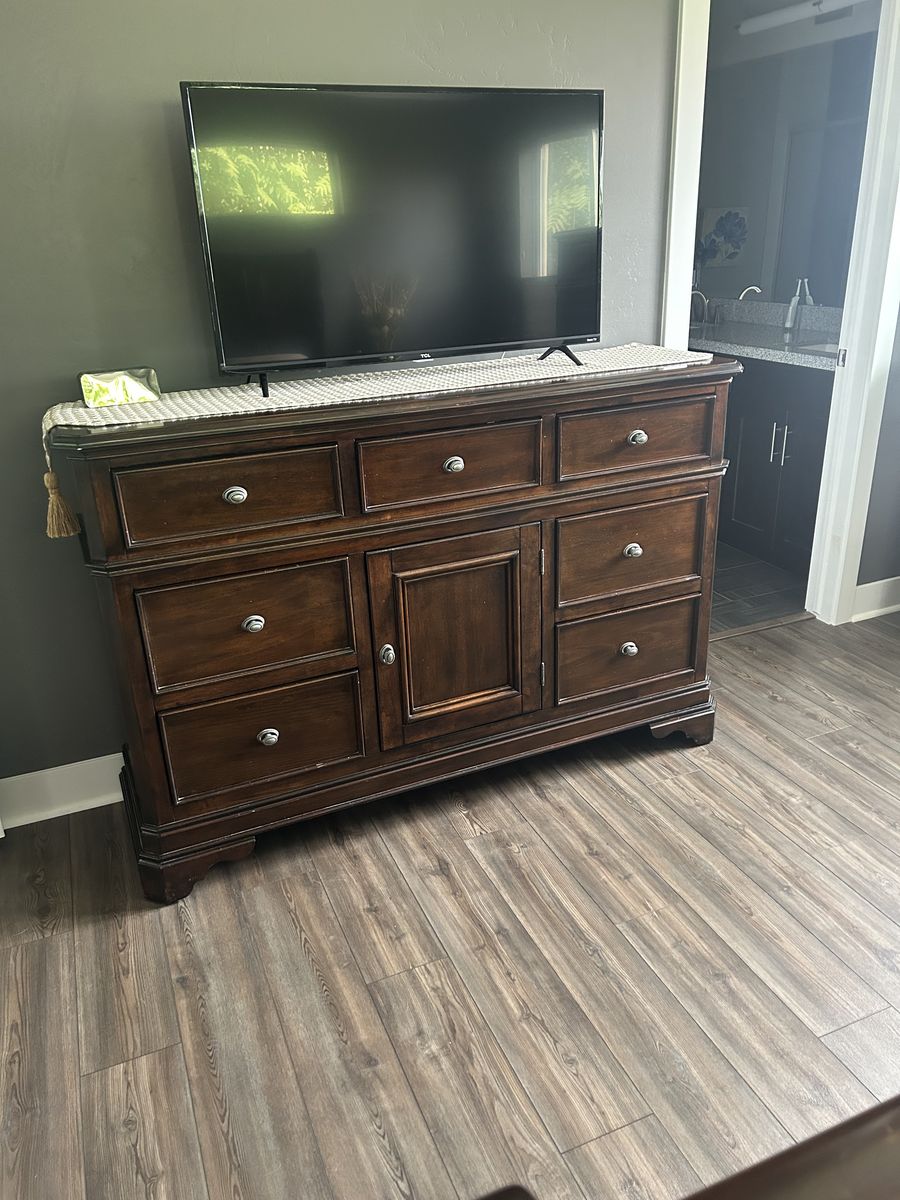 Queen Sleigh Bedroom Set | Bed, 2 Dressers & Mirror | Solid Wood Look | Good Condition
