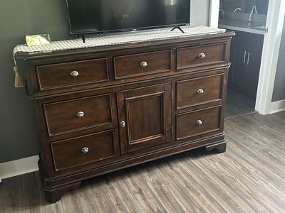 Queen Sleigh Bedroom Set | Bed, 2 Dressers & Mirror | Solid Wood Look | Good Condition